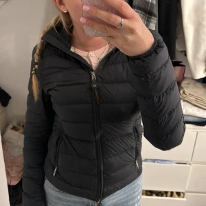 Parajumper dam jacka - Köpt för 2 år sen ungefär, använd lite här och där men har absolut inga fel alls den är helt som en ny jacka. Jackan är beställd från miinto. Hör av dig om fler bilder eller frågor🌸 Pris kan diskuteras Kvitto finns