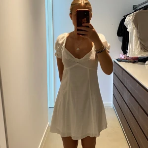 Vit klänning  - Vit klänning från ASOS, köpt för några år sedan så säljs inte längre. Perfekt inför studenten💗kom med egna bud! 