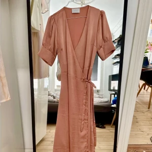 Rosa klänning från Neo Noir - Fin oanvänd omlottklänning från Neo Noir med prislapp kvar!🌸 Köpt för 900kr