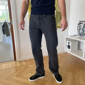 Jeans Arket  - Bra skick men litet hål vid knappen.  Jag är 187cm lång. 