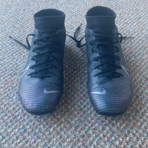 Nike fotbollsskor - Strlk. 40, bra skick, kan rengöras vid köp. Kan gå ner lite vid snabb affär. Tveka inte att fråga om du undrar nåt!☺️