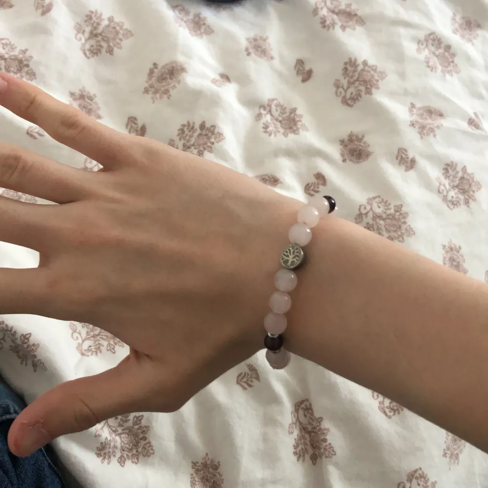 Vet ej hur stor e den..Jag har int den på mig längre och vill bli gärna av med den.Kristallerna som är på armbandet är garnet och rosenkvarts :D var dyr som jag har hört. Accessoarer.