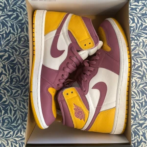 Jordans one high - Storlek 42 Helt oanväda  Ord. 3000kr Säljer för 1600kr