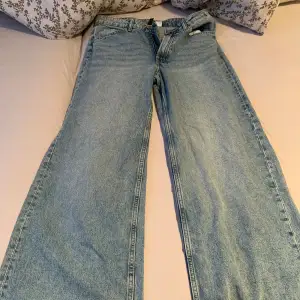 Ett par jeans som är aldrig använt  Från H&m  