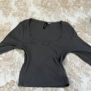 Mörk grå långärmad tröja med spets! Endast använd en gång och i perfekt skick! Storlek: S. Alltid öppen för prisförslag💗💗