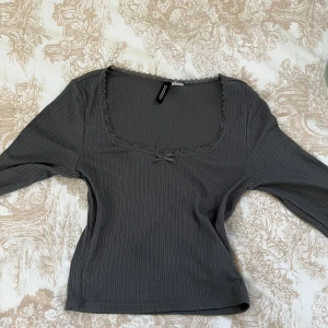 Mörk grå tröja med spets - Mörk grå långärmad tröja med spets! Endast använd en gång och i perfekt skick! Storlek: S. Alltid öppen för prisförslag💗💗