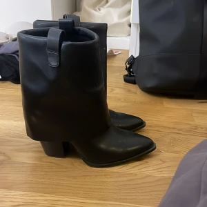 Steve madden  - Snygga lark bootie från Steven madden, använts några gånger. Inga fel men lite slitna på sulan & syns knappt. 
