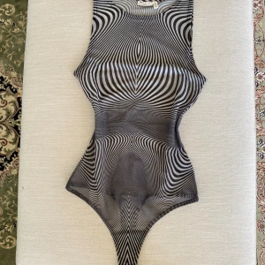 Body - Snygg body i svartvit som man får jättefin figur i! Använd en gång! Passar xs-s