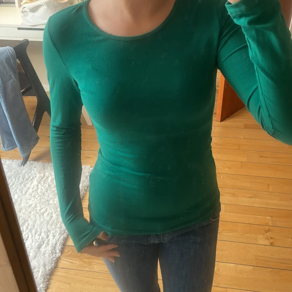 En söt grön tröja från hm som inte kommer till användning längre men är i fint skick🤍. Toppar.