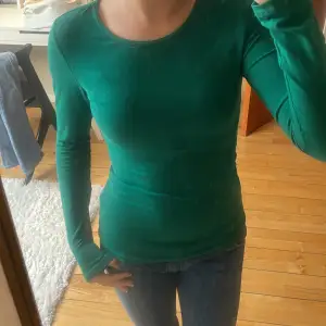 En söt grön tröja från hm som inte kommer till användning längre men är i fint skick🤍