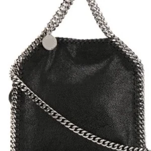 Stella maccatney väska - Säljer nu min super fina Stella maccatney tallabella totbag i modellen tiny i svart med silvrig kedja, fick den i julklapp i vintras så den är inte så gammal, utgångspriset är 4999 men kom gärna med prisförslag💓💓