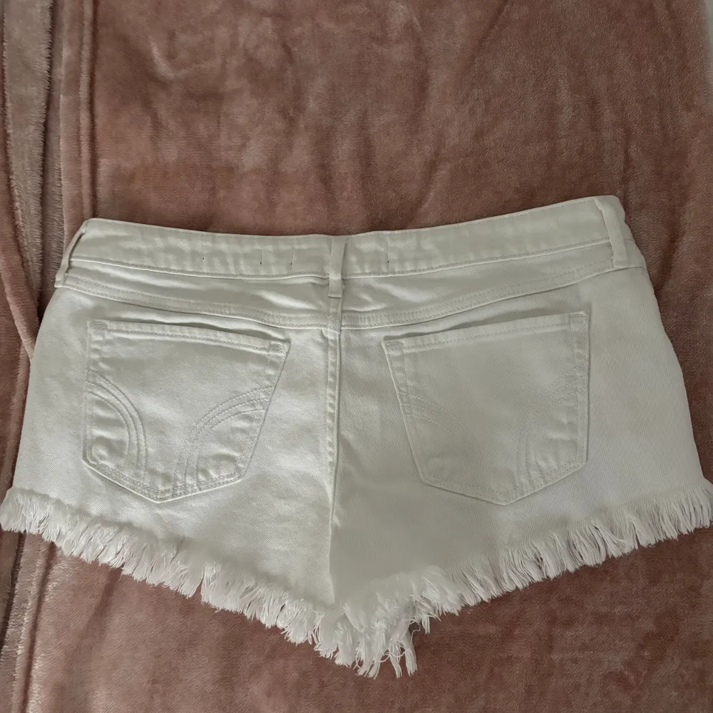 Säljer dessa vita lågmidjade shortsen från hollister, köpte dessa för några år sedan och har använt de 1 gång så de är i nyskick, skriv gärna om du har frågor💕priset går att diskutera . Shorts.