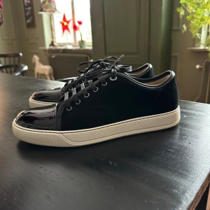 Lanvin cap toe - Typ helt nya lanvin cap toe storlek 43. Box och kvitto från nk finns. Behöver de bort asap. 