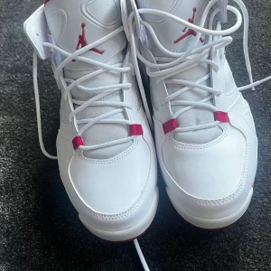 Jordan Flight - Säljer dess tvär feta jordans då dem inte passar och kommer till användning. Skick: 10/10 aldrig använda och inga defekter. Köpta på nike butiken i stan. Priset är ej hugget i sten och hör av vid frågor eller fler bilder.