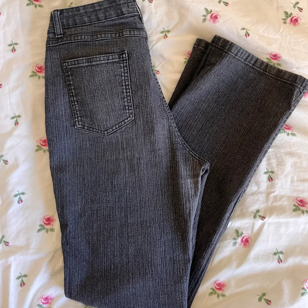 (Är ej från brandy) Säljer dessa jättesöta gråa lågmidjade flare jeansen i S💗. Jeans & Byxor.
