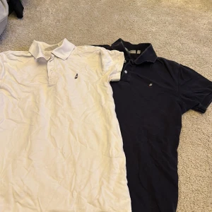 Två peak t-shirt med krage  - Två snygga peak T-shirt säljer båda till ett pris 