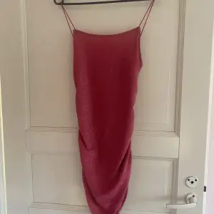 Rosaglittrig klänning i storlek Xs 💗 endast använd en gång