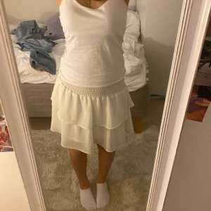 Charles kjol - Jätte fin Chelsea kjol i vit köpt förra sommaren. Använder inte så mycket så tänker sälja. Storlek small