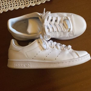 Vita Adidas Stan Smith’s - Använda en gång ser i princip helt nya ut