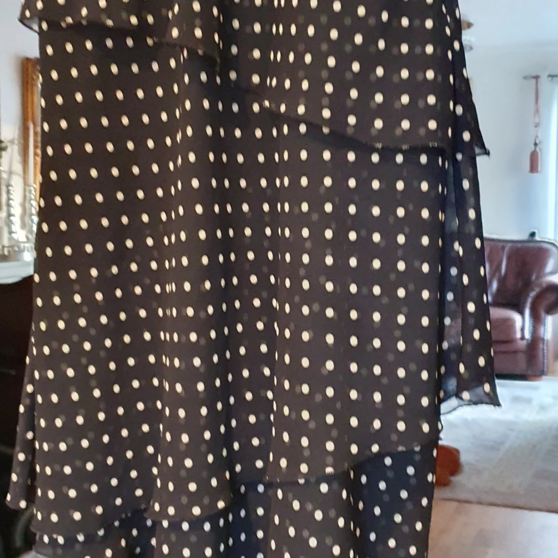 Vacker klänning med volanger