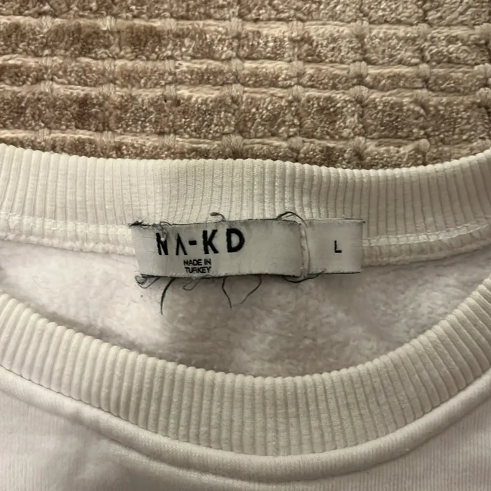 En fin sweatshirt från NA-KD i fint skick💞 endast använd två gånger och inga defekter. Hör av er vid frågor ☺️. Hoodies.