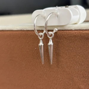 Örhängen  - Säljer dom för att dom inte används fick dom i pesent men tål dom inte säljer alla par för 25kr eller ett par för 10kr st