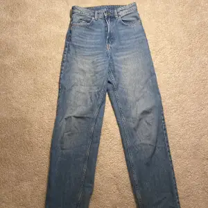 Har egentligen ingen aning vart dessa jeans är ifrån, står bara att märket heter &Denim. Har inte använts på länge och har passformen straight. Hör av dig vid fler frågor 💕