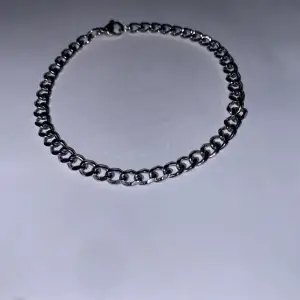 Pansar armband som är silver färgat. 22 cm långt
