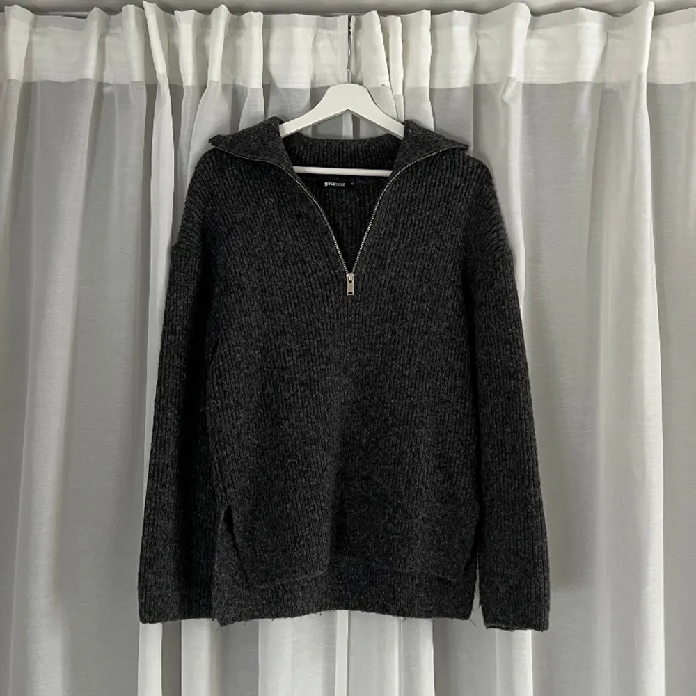 Superfin mörkgrå stickad tröja med dragkedja/krage, från Gina tricot. Använd ett fåtal gånger, bra skick. Storlek XS 💕💕. Neuleet.