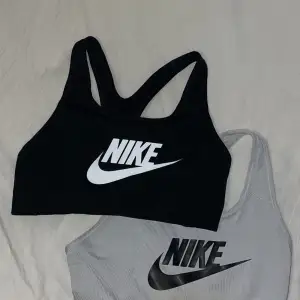Säljer två Nike sport bhar i storlek XS (passar S). Båda är i använt skick och den vita lite missfärgad. Jättesköna och snygga. Köp en för 100kr eller båda för 150kr.