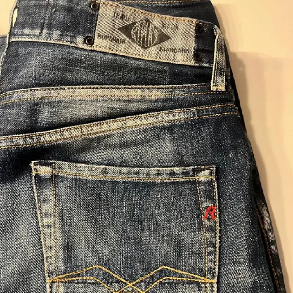 Säljer dessa riktigt snygga Replay jeansen i riktigt bra skick. Vid snabb affär kan priset diskuteras och om du har några frågor så är det bara att höra av dig. . Jeans & Byxor.