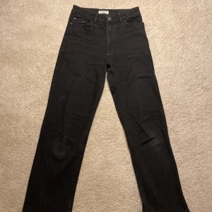 Lindex Jeans - Säljer mina gamla jeans. De har nästan aldrig kommit till användning och kände att det var dax att sälja dem. Har passformen straight och är i storlek 11-12 år.💕