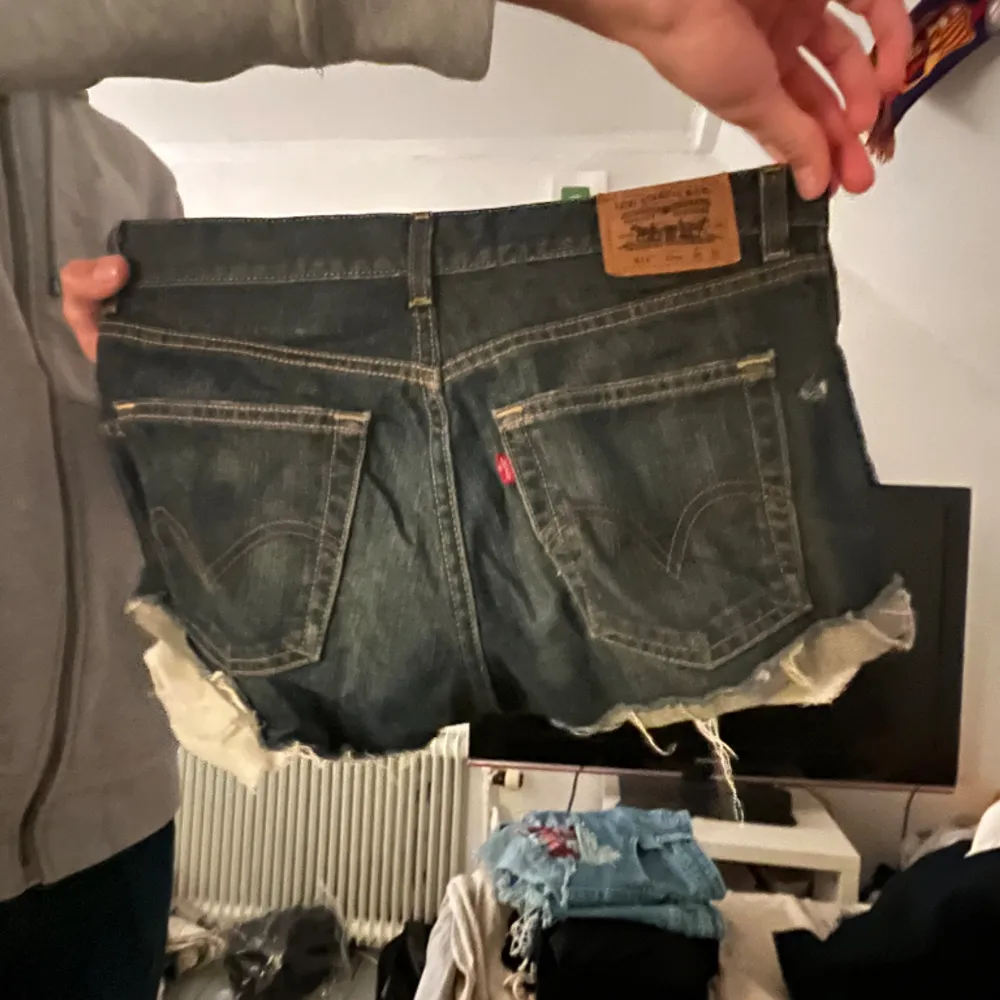 Ett par jätte snygga vintage levis jeansshorts!! . Shorts.