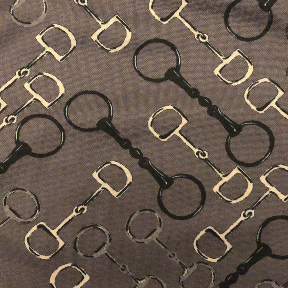 Grå ridtröja med olika bett på. - 90