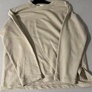 En varm tröja med lite tjockare material, du får även se hur det ser ut på insidan! 😃