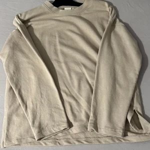 Beige långärmad tröja  - En varm tröja med lite tjockare material, du får även se hur det ser ut på insidan! 😃