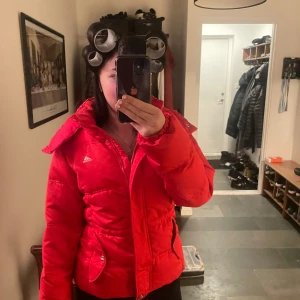 Röd super skön Adidas jacka - Nu säljer jag min underbara jacka. Supersnygg och superskön samt varm. Kontakta mig nnan du trycker på "Köp nu". Pris kan diskuteras samt mer bilder kan skickas. Frakt ingår💞