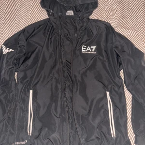 Emporio armani jacka  - Säljer en emporio Armani jacka  Inga skador