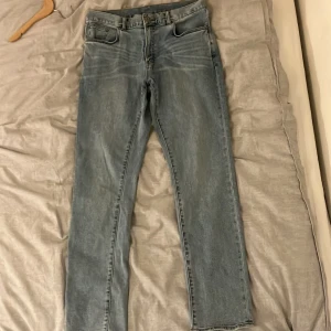 Blå jeans - 80 cm innerbenslängd. 90 cm i midjemått. Säljer då dem inte passar mig. Frakten ingår inte i priset. Skriv om ni har frågor💓