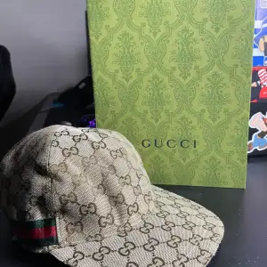 Säljer en helt nu Gucci keps 10/10 kvalete så skriv om ni har några frågor eller om ni vill ha några mer bilder 