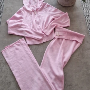 Finstickat set - Rosa set. Säljer pga för litet🩷