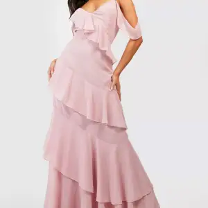 jättefin rosa klänning från boohoo som inte passade mig, endast testad lappen sitter kvar🩷den är perfekt i längden på mig som är 160cm!🩷