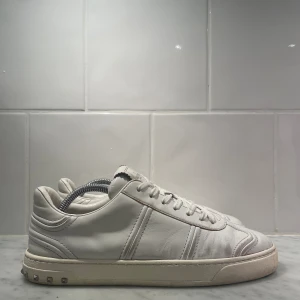 Valentino Flycrew Skor - Ett par schyssta Valentino flycrews i en skön vit färg. Bekvämt material. Och hyfsad kvalitet. Skick 7/10. Skorna sitter lite större än i 40 och är anledningen varför jag säljer de. | Tar byten | Kontakta mig vid minsta behov. Kom med byten