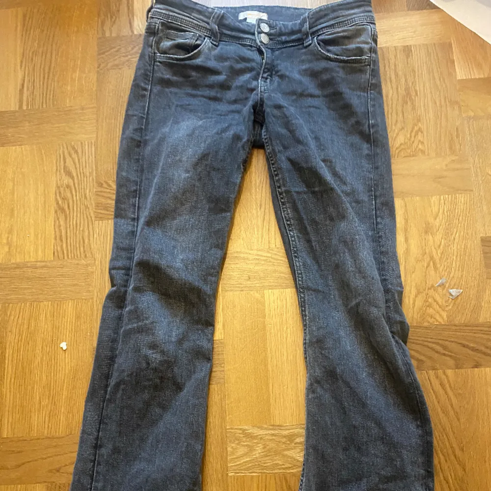 säljer nu dessa lågmidjade bootcut jeansen då de inte används ofta🤍. Jeans & Byxor.