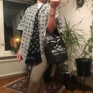 Helt ny väska Marc Jacobs Bucket…Ny modell också poncho till salu,helt ny poncho.