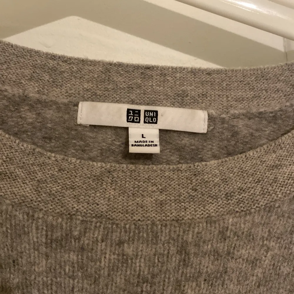 Fin stickad tröja ifrån Uniqlo.Säljer då den blivit lite för liten. Bra kvalitet. Har nästan aldrig använt den men köpt på 2hand innan. ❤️. Tröjor & Koftor.
