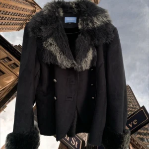 Jacka med pälskrage - Snygg jacka med pälskrage Storlek 46 men betydligt mindre i storlek än så