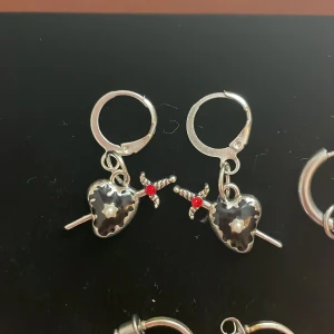 Örhängen  - Säljer dessa supersnygga örhängena pg att jag har alldeles för många 💓skriv vid funderingar 