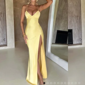 Gul balklänning  - En jättefin gul balklänning endast provad med lappen kvar. Säljer då jag valt en annan. Slutsåld på hemsidan. Jag är 168 cm lång och den når ned till marken även med klackar💛Vid intresse kan fler bilder fixas. Pris går att diskutera💕💕