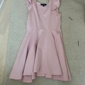 Säljer denna jätte gulliga klänningen som köptes för några år sedan. Använda ett fåtal gånger